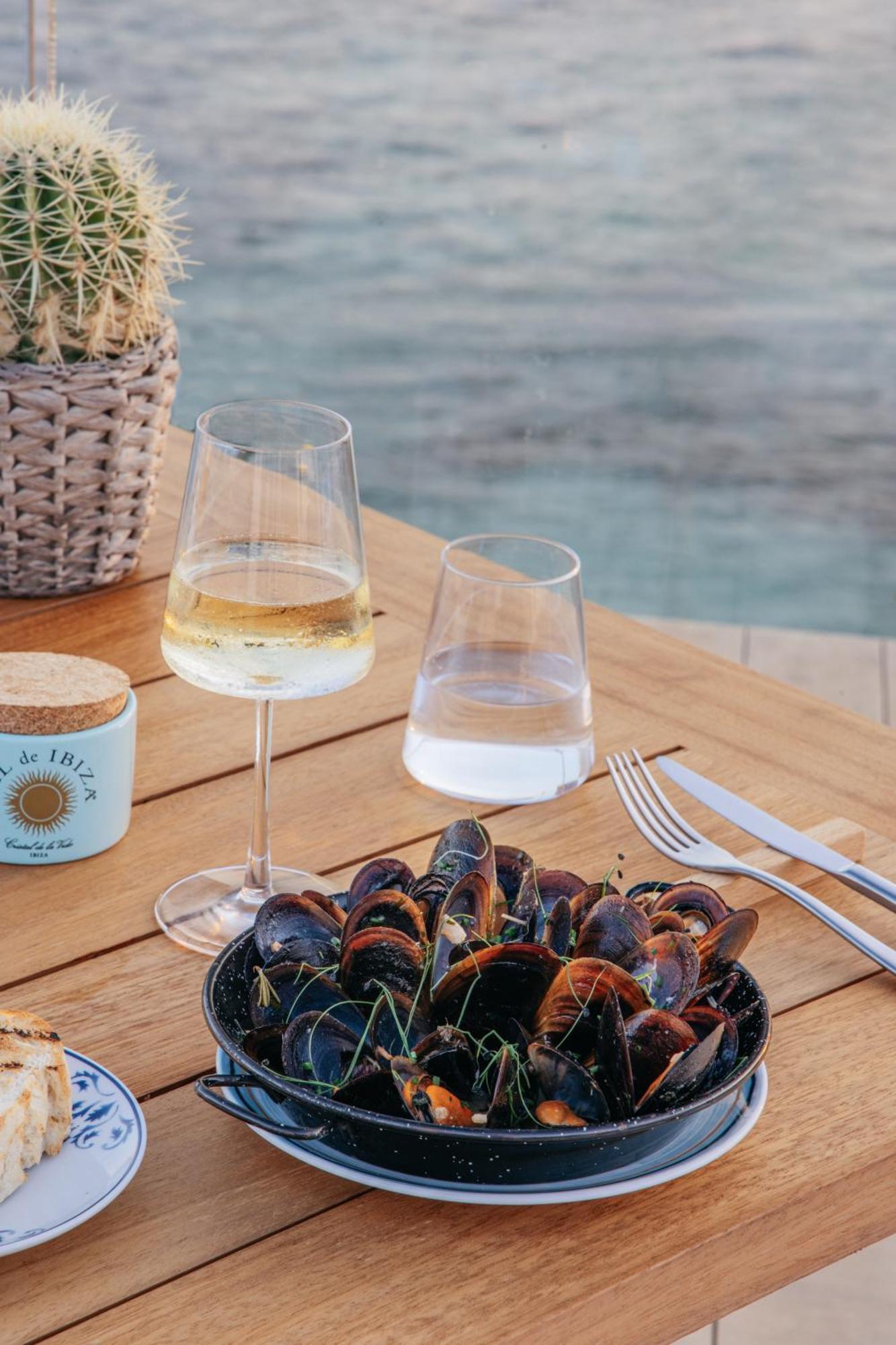 Me Ibiza - The Leading Hotels Of The World Santa Eularia des Riu Luaran gambar